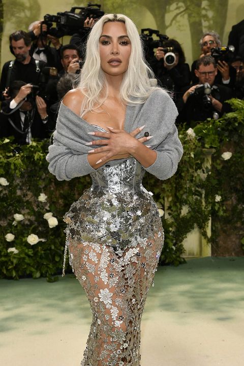 Lidé jsou v šoku z modelu Kim Kardashian: Musela hrozně trpět a určitě si nechala odstranit žebra, spekulují