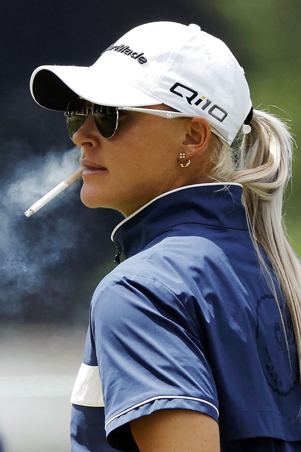 Seznamte se s golfistkou, kterou proslavilo cigáro v puse: Tahle blondýnka patří mezi nejvíc sexy sportovkyně - fotka 1/1