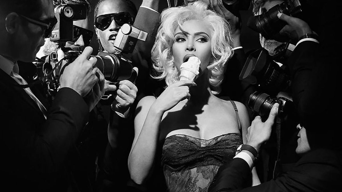 Fanoušci šílí z úplně průsvitných šatů Kardashian na nahém těle. Kim se v nich opět stylizuje do Marilyn Monroe