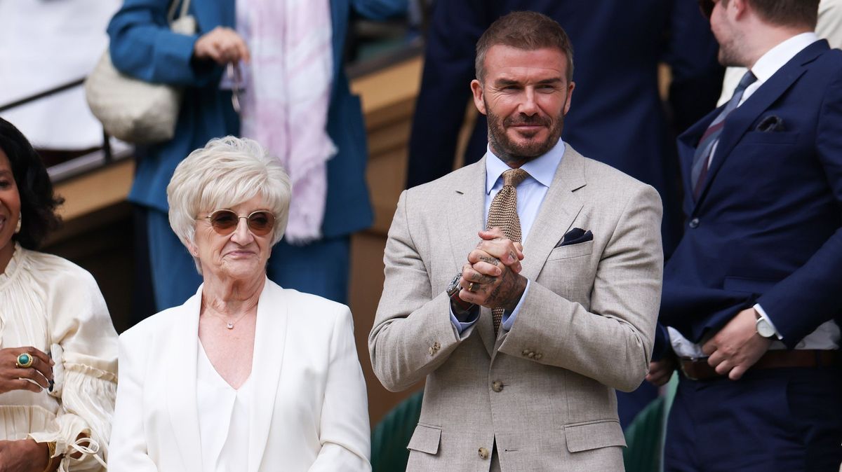 David Beckham nadšeně fandil ve Wimbledonu. Pochlubil se milovanou maminkou