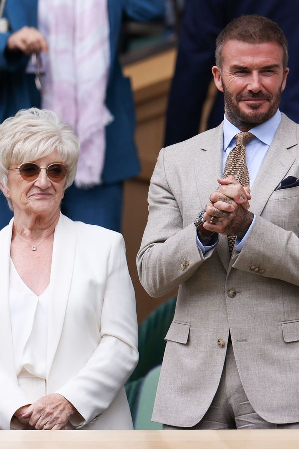 David Beckham nadšeně fandil ve Wimbledonu. Pochlubil se milovanou maminkou - fotka 1/1
