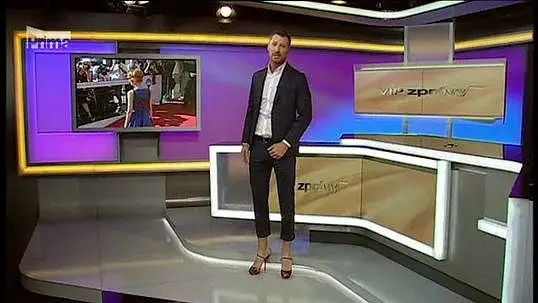 Takové jehly ani Mareš neměl: Moderátor VIP zpráv obul do vysílání závratně vysoké podpatky - Super.cz