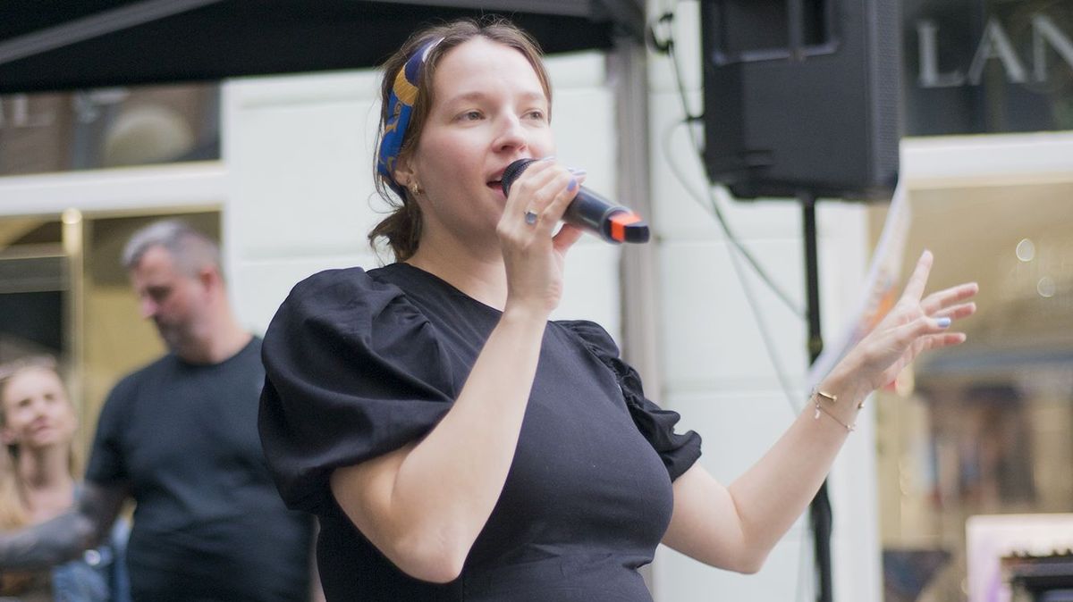 Poslední vystoupení před porodem pro dobrou věc: Těhotná Berenika Kohoutová a další umělci vybírali „do klobouku“