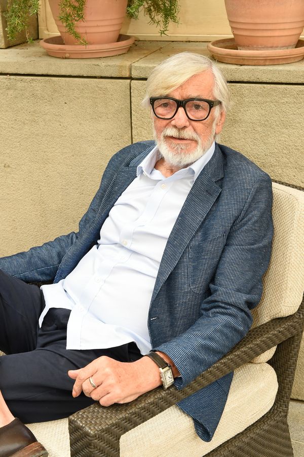 Jiří Bartoška (†78) žil v bytě po Oldřichu Novém: Kromě luxusního domu u Pařížské investoval i do dalších nemovitostí - fotka 1/1