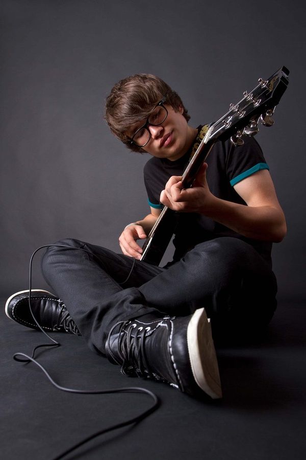 V 15 byl hvězdou Superstar, teď je mu 30 a bude tátou: Bříško přítelkyně, kterou zná od dětství, ukázal ve videu - fotka 1/1