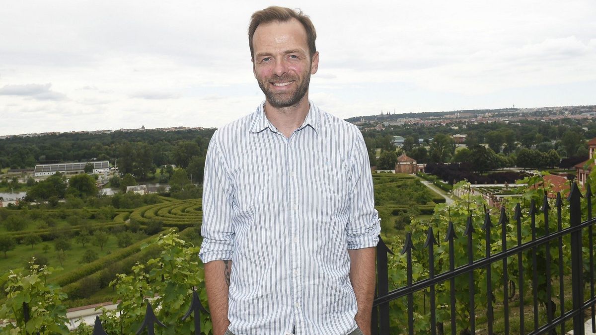 Ty jsi trouba! nandal mu to sledující. Lukáš Langmajer zveřejnil romantické video s manželkou, která mu odpustila nevěru