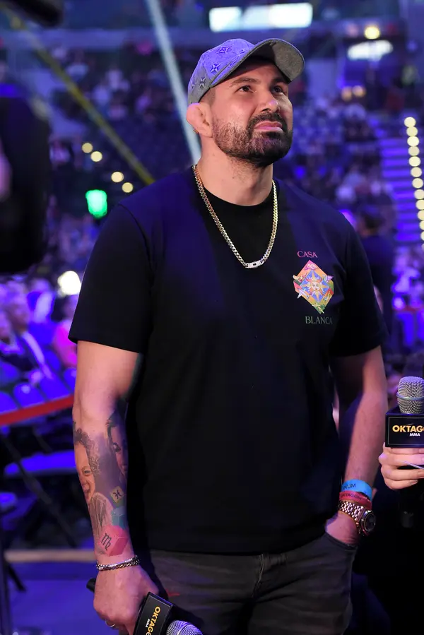 Attila Végh se pochlubil nádhernou manželkou! Takhle jí to sekne v bikinách na dovolené v Ománu - fotka 1/1