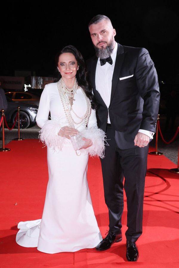 Nikdo o tom neměl ani tušení! Lucie Bílá strachy bez sebe. Její snoubenec podstoupil vážnou operaci mozku - fotka 1/1