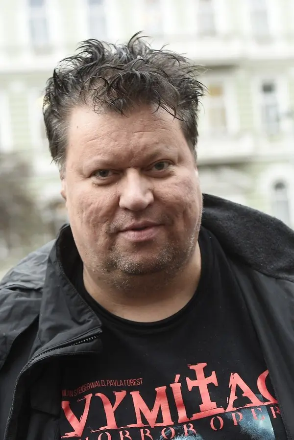 Manžel Dominiky Gottové to rozjel na koncertě v Česku: Zdravotní potíže a pivo v ruce. Fanoušky ale mrzela jiná věc - fotka 1/1