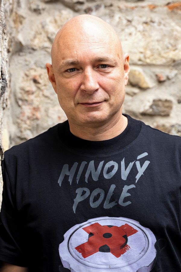 Rozbitými okny to nekončí, řekl Daniel Landa k útokům na svou osobu. Fanoušci mu vzkázali hodně zvláštní věci - fotka 1/1