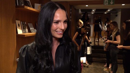 Závodník Abraham se svojí krásnou modelkou přesídlili do Monaka Jak to