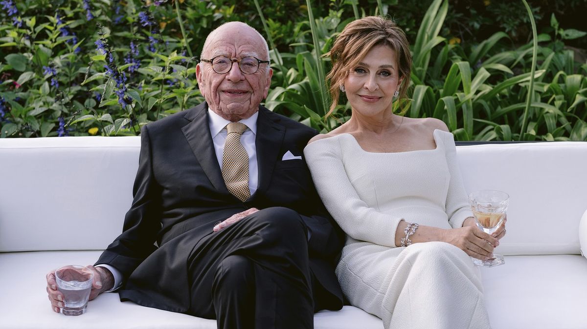 Nevěsta v bílém, ženich v teniskách: Miliardář Murdoch do toho v 93 letech popáté praštil. Vzal si molekulární bioložku