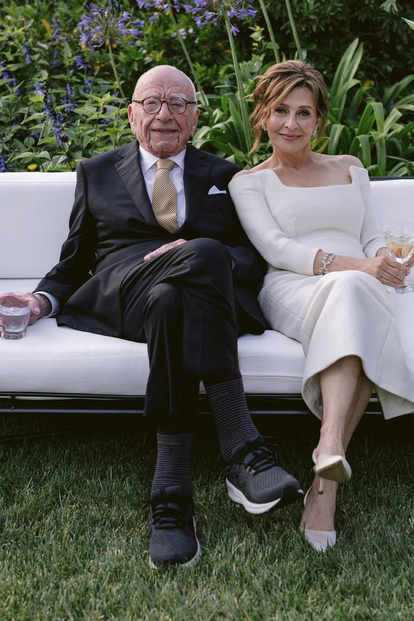 Nevěsta v bílém, ženich v teniskách: Miliardář Murdoch do toho v 93 letech popáté praštil. Vzal si molekulární bioložku - fotka 1/1