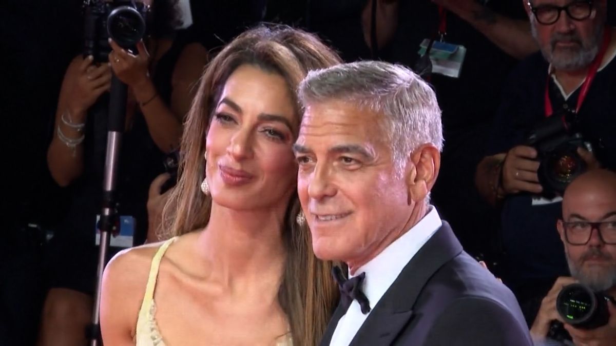 Rozverný Clooney si podmanil Benátky: Vpadl mezi fotografy, zatančil si s Pittem a přivedl i překrásnou Amal