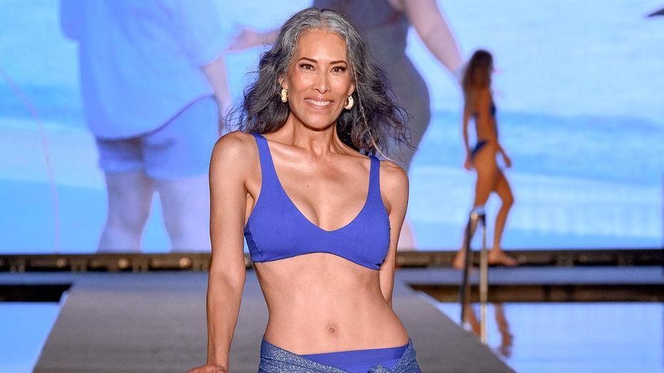 V 57 letech se stala modelkou a předvádí plavky: Věk ani šediny dvojnásobnou maminku nezastavily