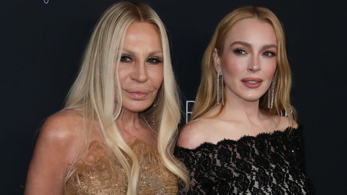 Donatella Versace pózovala s čím dál krásnější Lindsay Lohan, vedle níž plastiky ještě vynikly. Zezadu ale prý vypadá na 20!