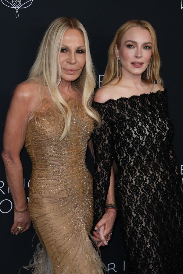 Donatella Versace pózovala s čím dál krásnější Lindsay Lohan, vedle níž plastiky ještě vynikly. Zezadu ale prý vypadá na 20! - fotka 1/1