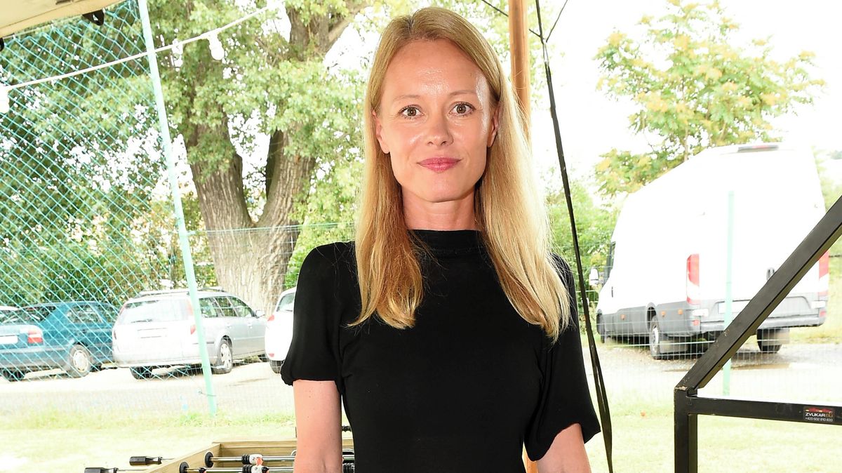 Vážně jí bude příští rok 50? Nenalíčená Linda Rybová vypadá jako sestra svých dcer