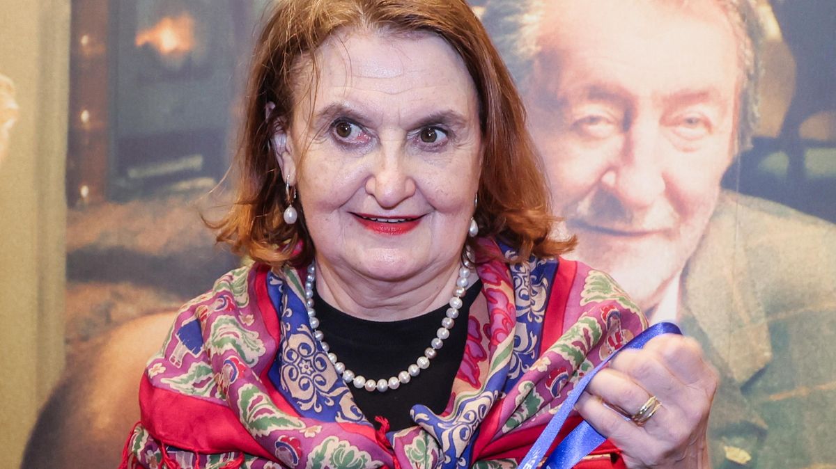 Eva Holubová v nemocnici: Fanoušky pozdravila s kyslíkovou maskou