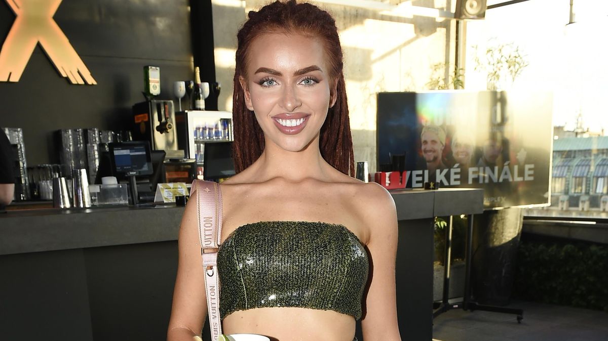 Její silikony skryl sporý kus látky! Sexy Rachel ze Survivoru dráždí v Thajsku před stripáčem, co na to její nový muž?