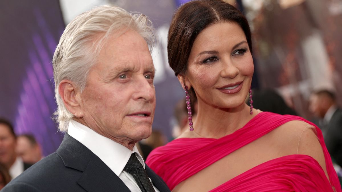 Catherine Zeta-Jones popřála vlastní nahou fotkou Douglasovi k osmdesátce: Došly mi nápady na dárky, konstatovala