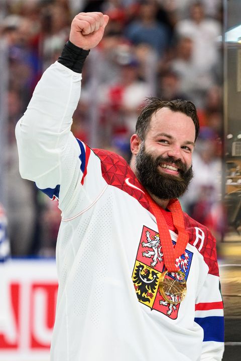 Něžná stránka hokejového drsňáka: Radko Gudas odnášel spícího synka do auta, pak se fotil s fanoušky se zlatem na krku