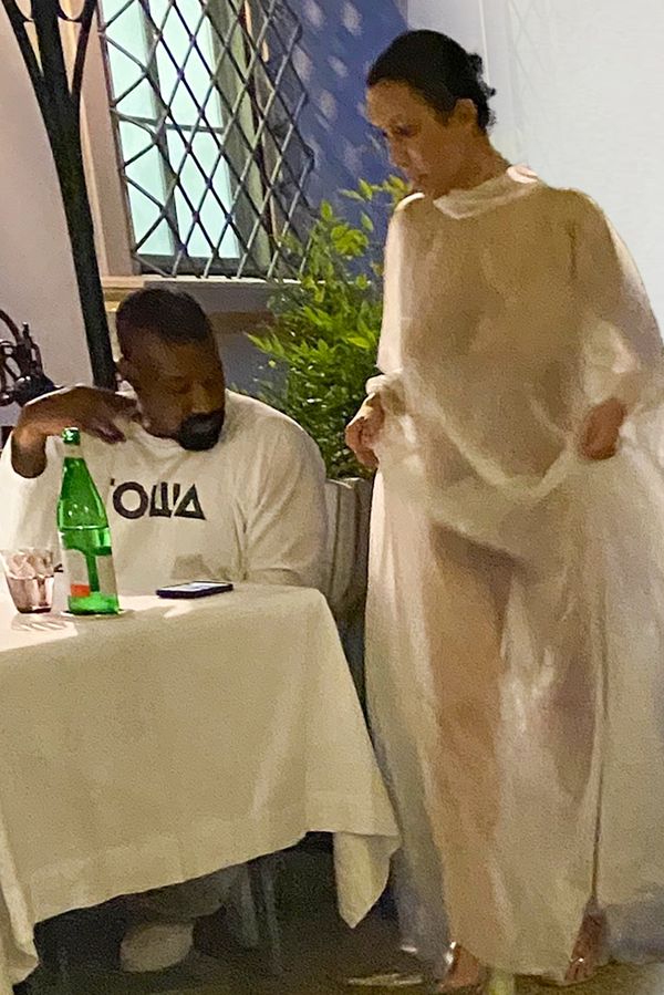 Chyběla vám Bianca Censori? Fotografové ji s Westem objevili v Itálii na večeři. Měla na sobě jen pláštěnku bez prádla - fotka 1/1