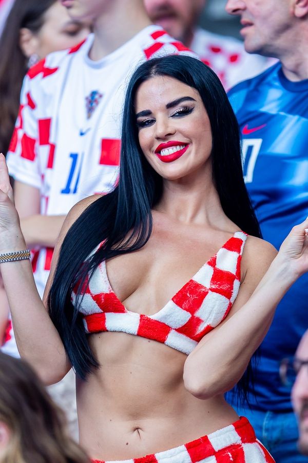 Chorvatská kráska opět dráždí: Fotbalistům fandila jen v podprsence, pak urazila německou moderátorku a schytala hejty
 - fotka 1/1
