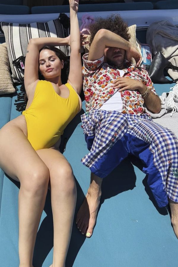 Selena Gomez v plavkách i vytahané teplákovce: Fanoušci zpěvačce přejí štěstí, jejího kluka ale hrubě urážejí - fotka 1/1