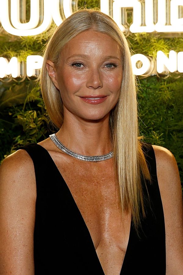 Gwyneth Paltrow lidé ztrhali za extrémní opálení, výstřih do pasu i údajné výplně: Má prý kvůli nim přivřené oči - fotka 1/1