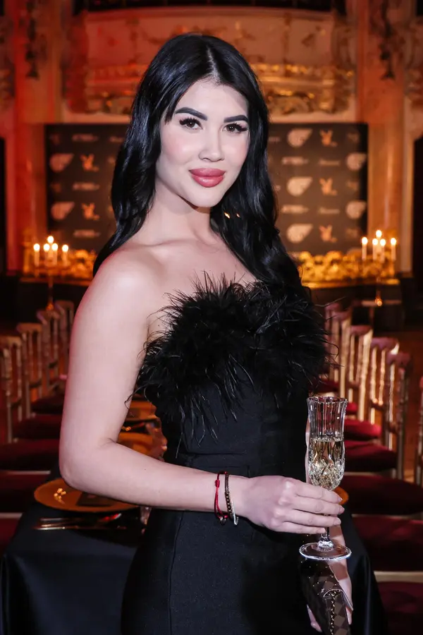 Téměř nahá v posteli ukázala svůj zadeček! Bývalá pornoherečka Lady Dee to s erotikou stále umí - fotka 1/1