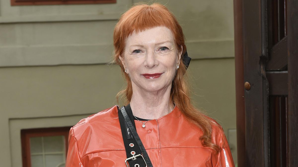 Vaše bradavky mě nezajímají, vemte si podprsenku! Babeta z Ordinace ukázala ňadra v negližé. Vánoční video fanoušky pohoršilo