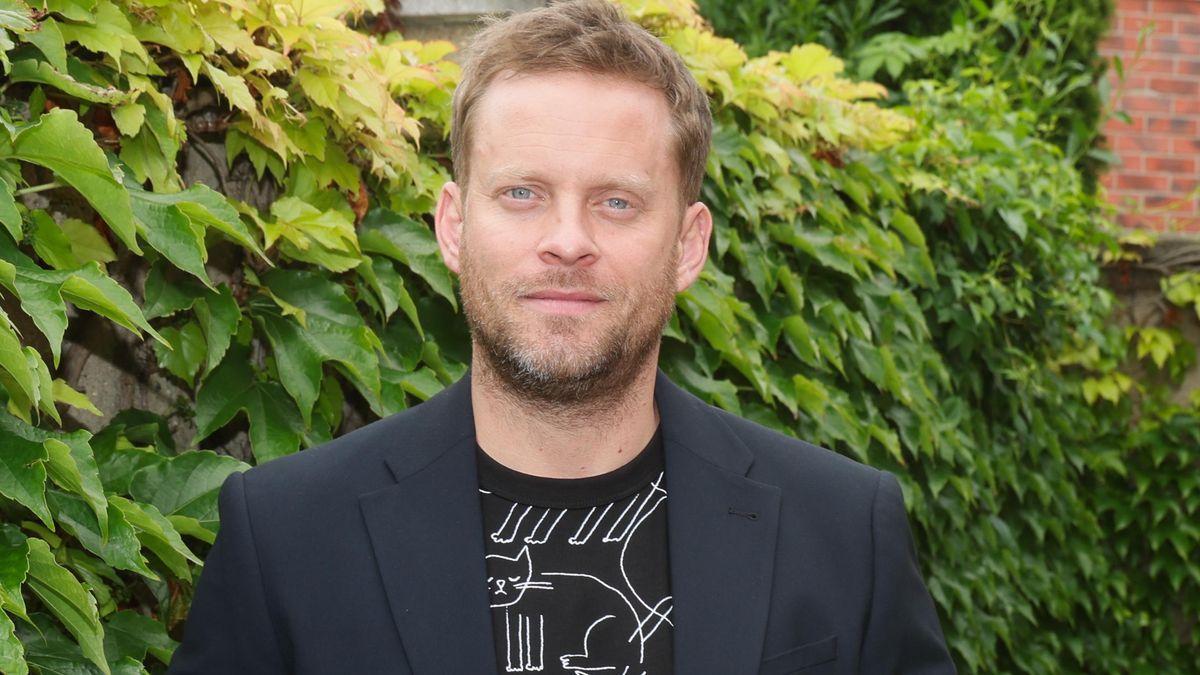 Skandál na palubě letadla do Abú Dhabí. Jakub Prachař se popral a měl skončit v poutech