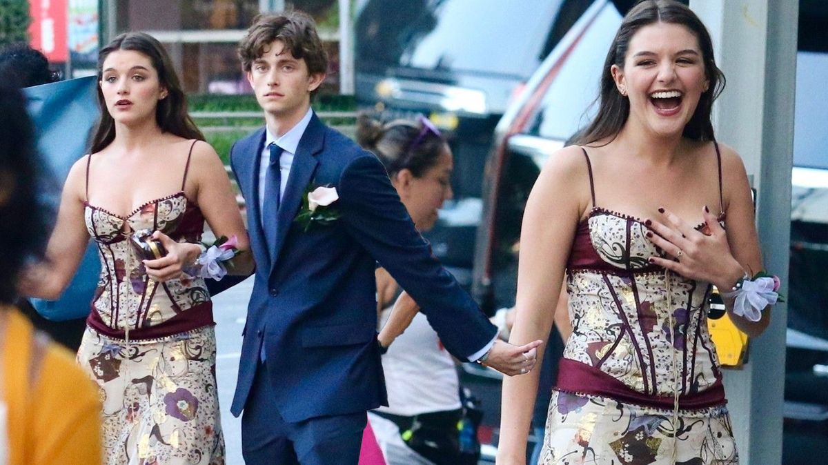 Rozesmátá dcera Toma Cruise zářila na maturitním plese. Kočka po mamince Suri se ukázala po boku sympatického mladíka
