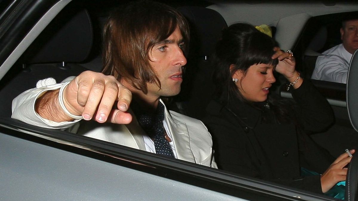 Lily Allen měla sex s Liamem Gallagherem na záchodech v letadle. Courtney Love ho odmítla kvůli dechu a srostlému obočí