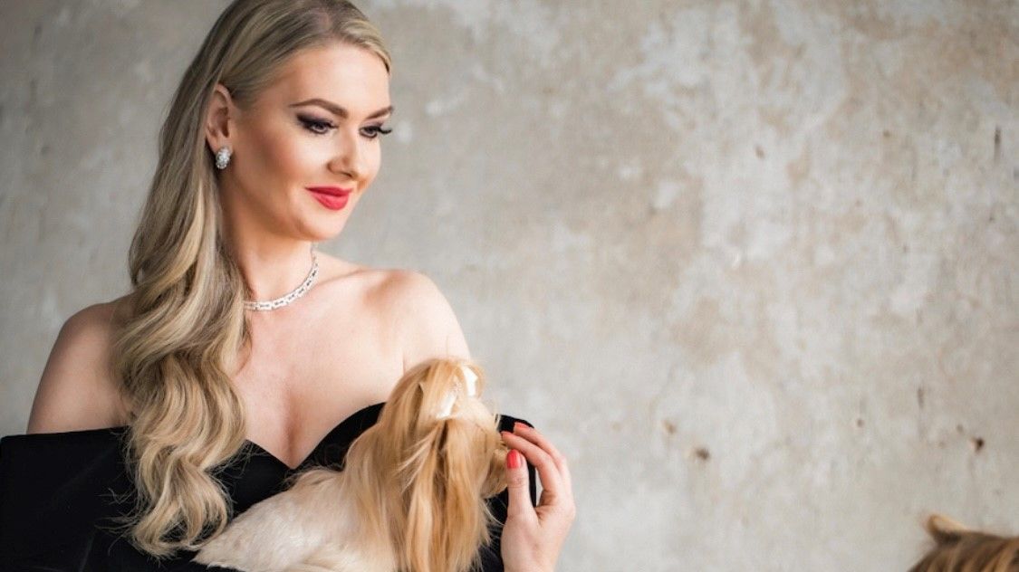 Focení ve velkém stylu v opulentních róbách: Česká zpěvačka žijící na Floridě pózovala i jako „dáma s psíčkem“