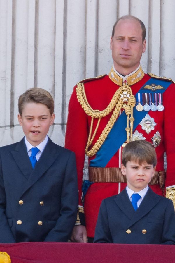 Takhle jste ho ještě neviděli. Princ William drandí po Windsoru k tátovi na koloběžce!  - fotka 1/1