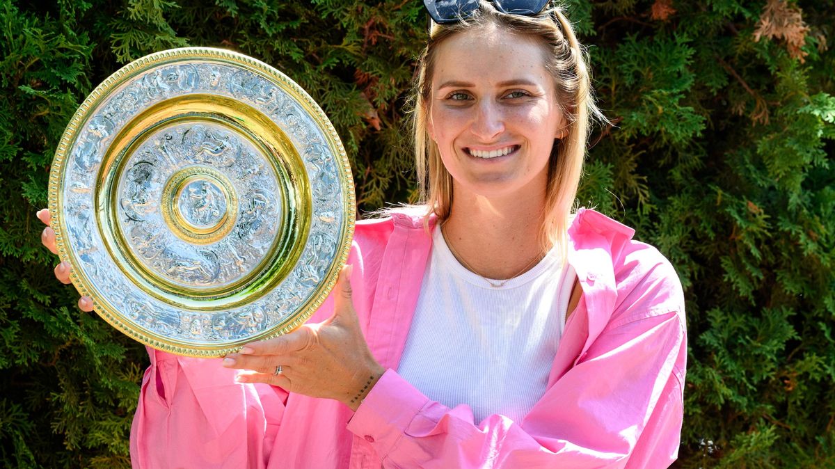 Další tenisová star musela pod kudlu: Vítězka Wimbledonu Markéta Vondroušová se na kurtech jen tak neobjeví