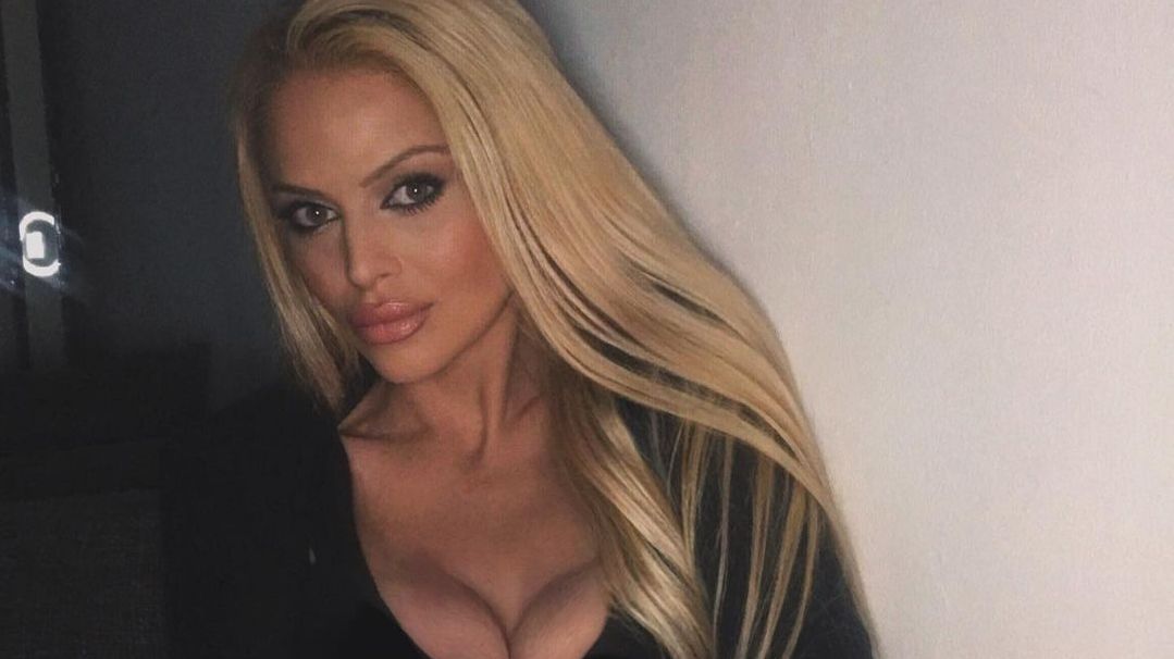 Do očí se jí dívat budete jen těžko: Charlotte Štiková vystavila na odiv své obří přírodní vnady