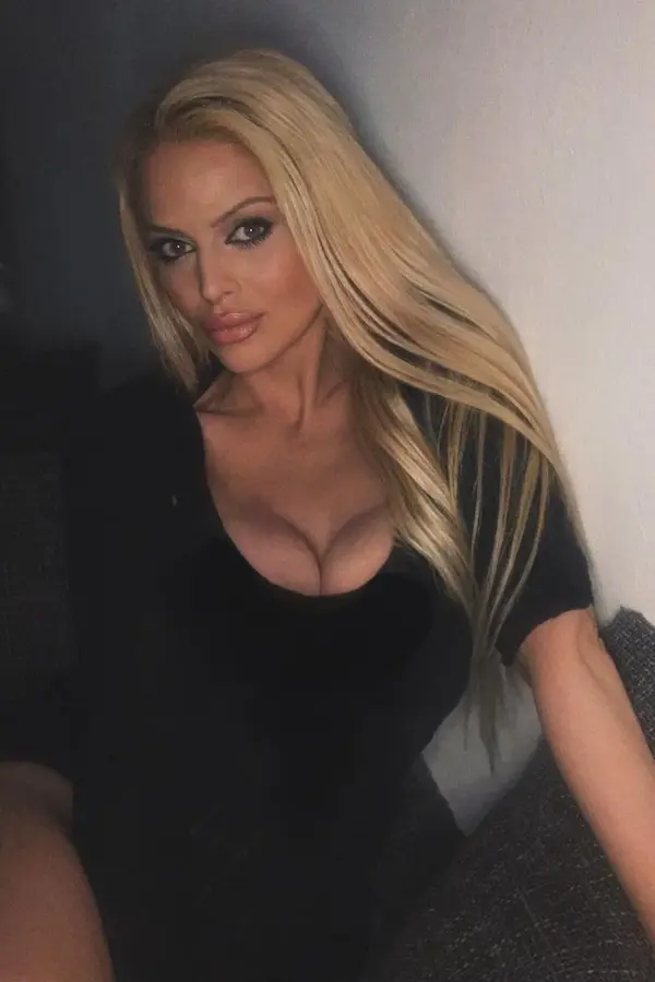 Do očí se jí dívat budete jen těžko: Charlotte Štiková vystavila na odiv své obří přírodní vnady - fotka 1/1