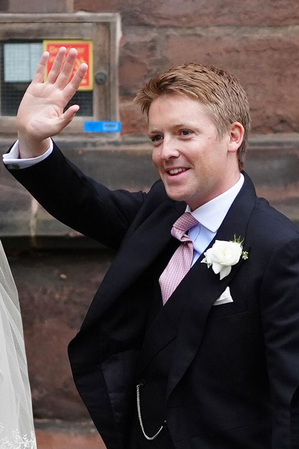 Nejžádanější muž Británie se oženil. Na svatbu vévodovi, jehož jmění činí 300 miliard korun, přišel i princ William - fotka 1/1
