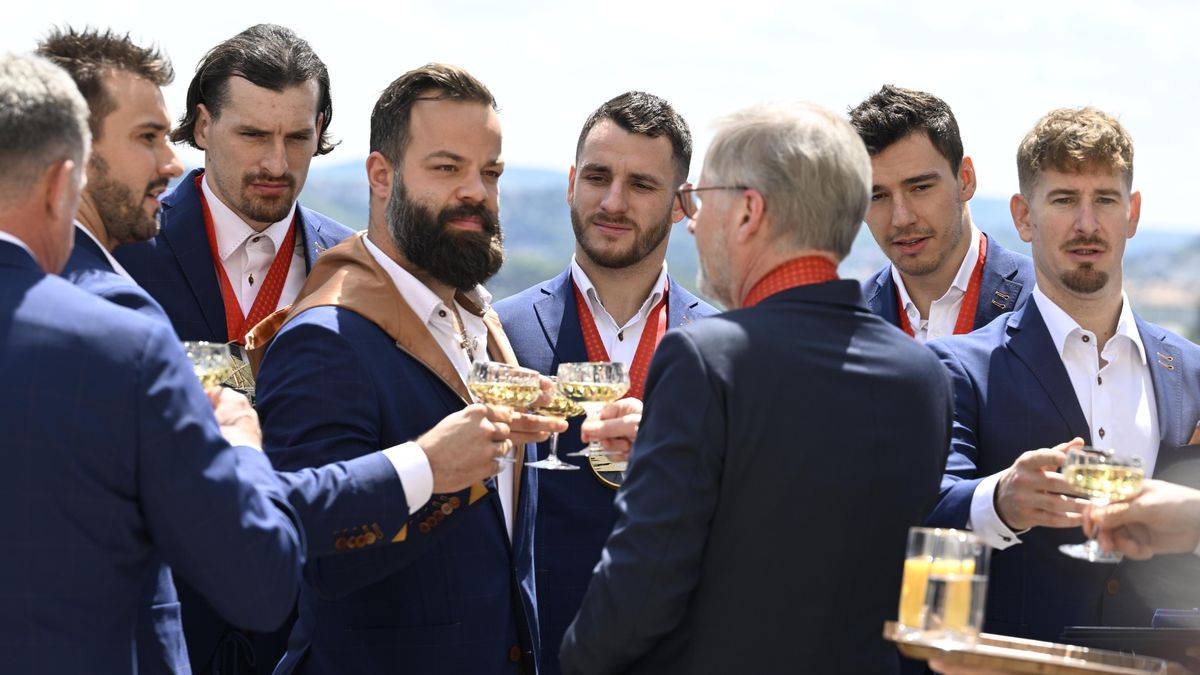 Premiér Petr Fiala měl slzy na krajíčku: V Kramářově vile si pro zlaté hokejisty přichystal překvapení