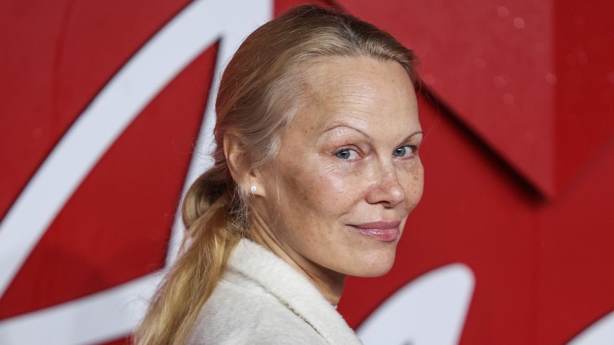 Propagace vlastního séra nevyšla: Pamela Anderson to za své vlasy, „stařecký“ vzhled a neexistující obočí krutě schytala