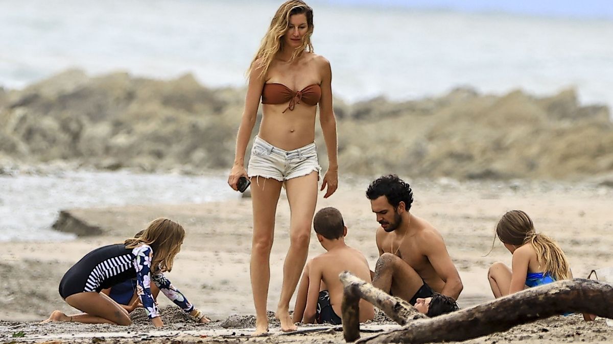 Gisele Bündchen opět zažívá rodinné štěstí na pláži, jen ne s Bradym. Topmodelka lásku k trenérovi už netají