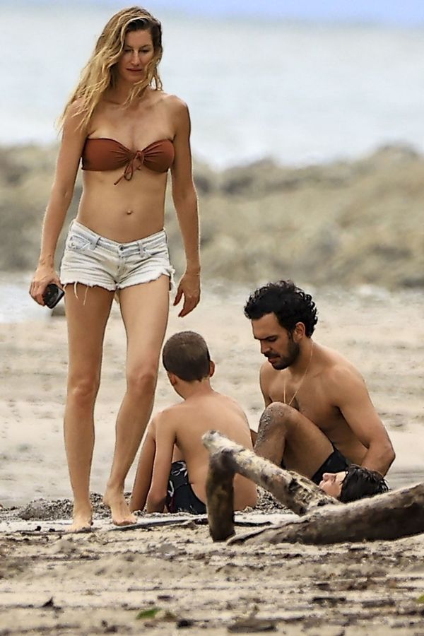 Gisele Bündchen opět zažívá rodinné štěstí na pláži, jen ne s Bradym. Topmodelka lásku k trenérovi už netají - fotka 1/1