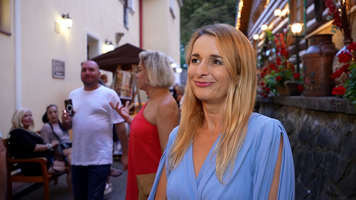 Průšvih při vystoupení: Sexy houslistce se při poskakování odlepily z vnad lepicí pásky