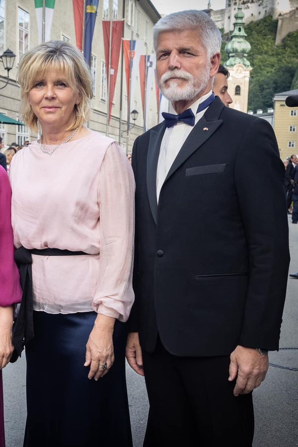 Prezidentský pár vyrazil do Salcburku: Eva Pavlová vystřídala hned dva modely. Fanoušky ale zaujaly spíš její vlasy - fotka 1/1