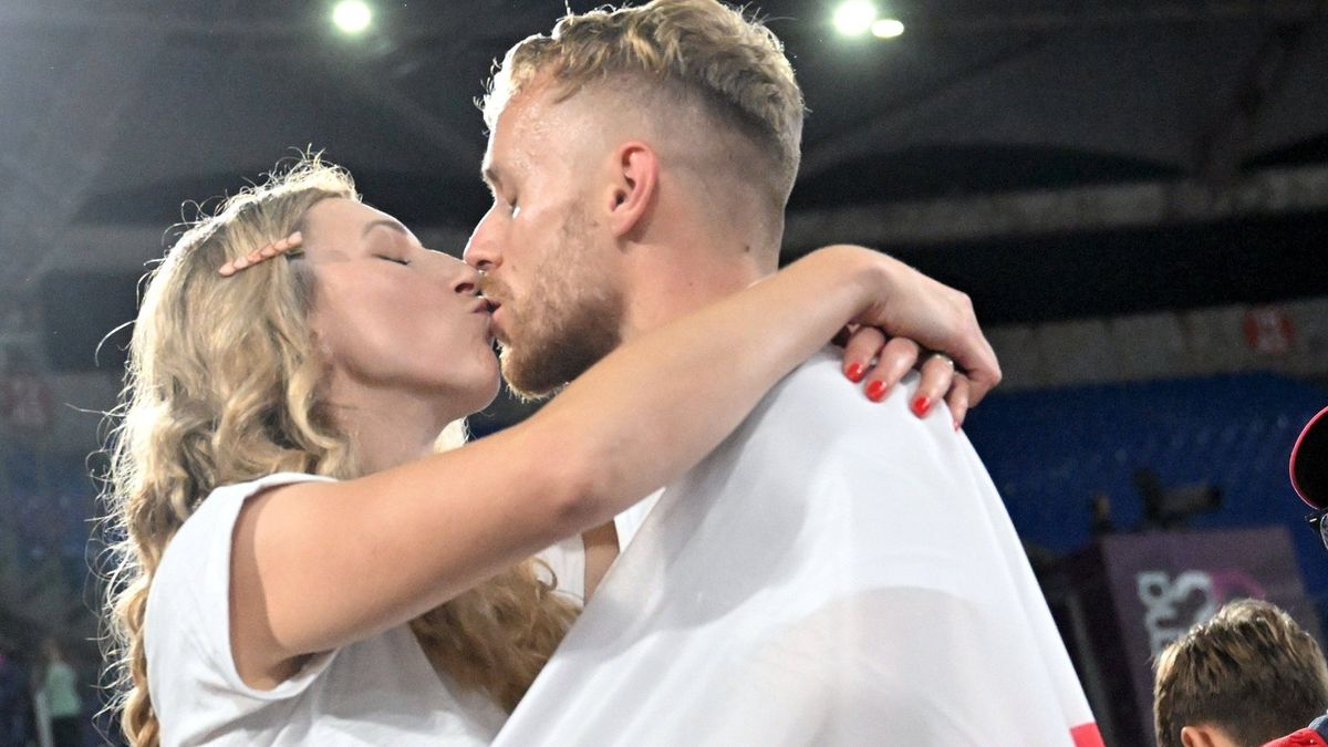 Zlatý oštěpař Jakub Vadlejch se pyšní krásnou manželkou. Vášnivý polibek přímo na stadionu v Římě