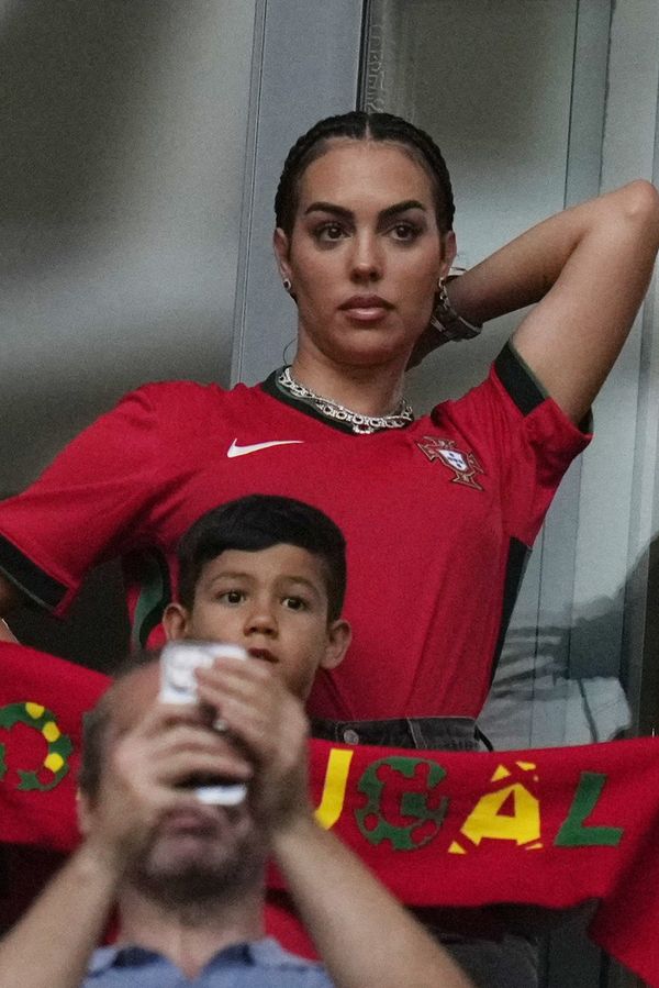 Přítelkyni Cristiana Ronalda zmrzl úsměv na rtech: Prohraný zápas Portugalska Georginu nudil. Raději čučela do telefonu - fotka 1/1