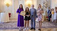 Wimbledonské vítězky Krejčíková a Siniaková si pro prezidenta připravily dárek: Takhle jim to na Hradě slušelo